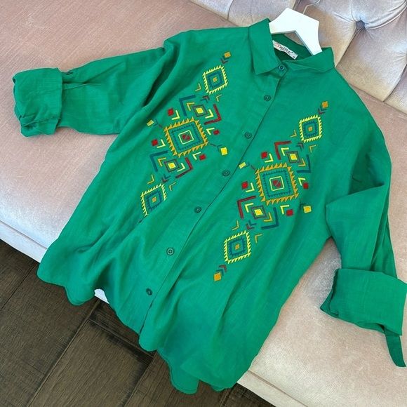 NWOT EMBROIDERED BUTTON DOWN SHIRT SIZE M - Picture 5 of 17